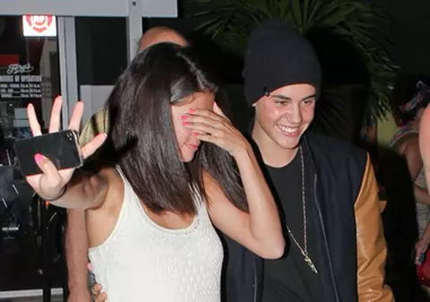 Copiii minune ai planetei au luat-o razna. Justin Bieber şi Selena Gomez, surprinşi ameţiţi bine! FOTO