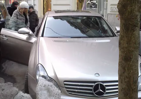 Flora Năstase, regina Blănurilor, blocată într-o parcare!