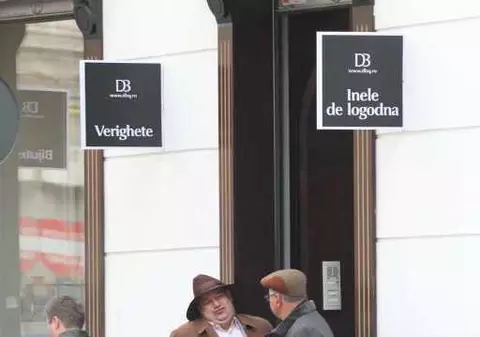 De 8 Martie, pedelistul Mircea Toader a luat bijuterii şi lalele pentru aleasa inimii sale