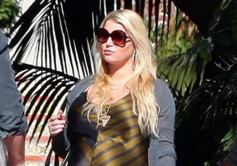 Ambiţioasă tare! Jessica Simpson nu vrea să se mărite până nu slăbeşte!