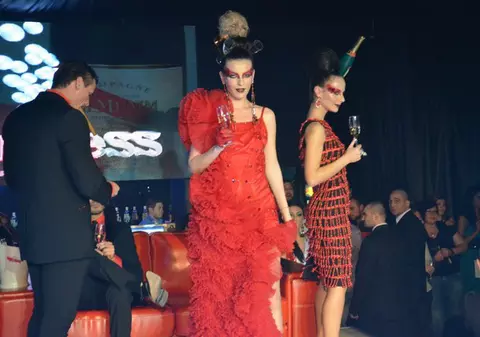 Şampania, la mare preţ în colecţia lui Botezatu! Manechinele au defilat cu sticle şi pahare în păr! FOTO