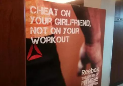 Reclama care te îndemna să-ţi înşeli iubita, retrasă pentru că jignea femeile