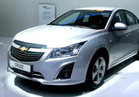 Uite cum arată nou Cruze facelift prezentat de General Motors la Geneva