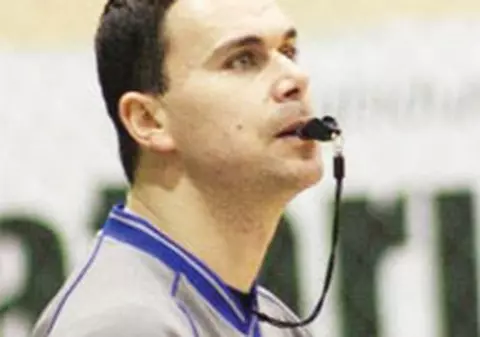 Cel mai bun arbitru din baschet amendat pentru că a arătat m..e spectatorilor!