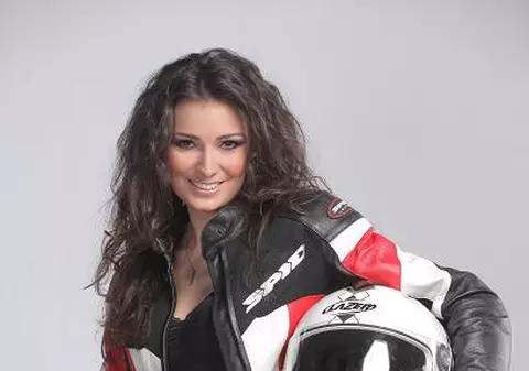 Olivia Păunescu  a ajuns vedetă pe Youtube Rusia 