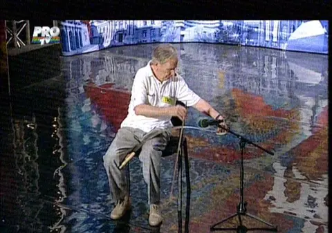 Ăsta da talent! Uite cum a cântat la ferăstrău!