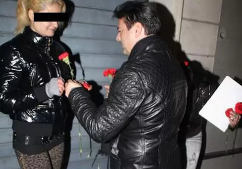 De Ziua Femeii, deputatul PDL William Brînză oferit, în miez de noapte, flori şi mărţişoare zecilor de prostituate românce din Sicilia, Italia