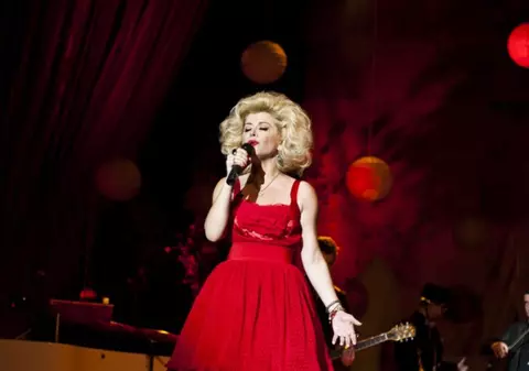 Loredana cântă la Salonul Internațional Auto-Moto București