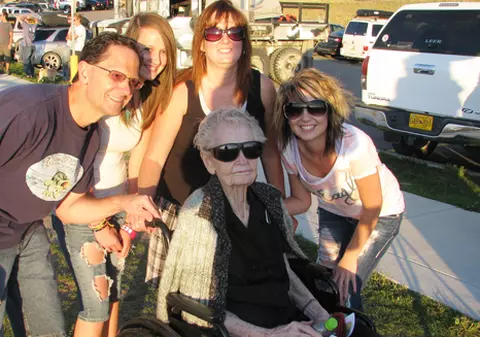 La 101 ani, o bătrânică a sărit cu parapanta! A intrat direct în Cartea Recordurilor!