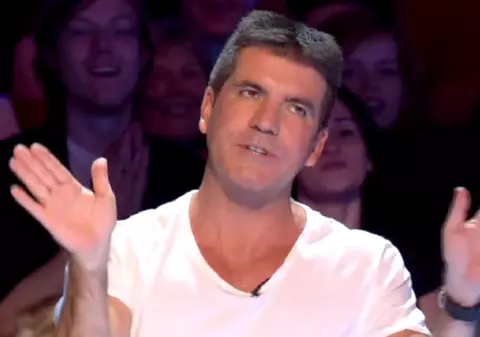 Vârsta îşi spune cuvântul? Simon Cowell a dat mii de lire unor stripteuze pentru...a vorbi cu ele