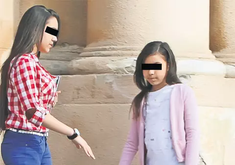 Adi Minune îşi face fetele cântăreţe!