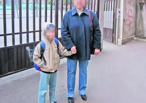 Un orfan de la o şcoală din Capitală nu e primit în clasă fără asistenta maternală: «Sunt obligată să fiu şi eu elevă»