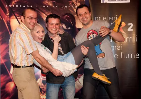 Matinalii TVR 1 salvează lumea cu microfonul