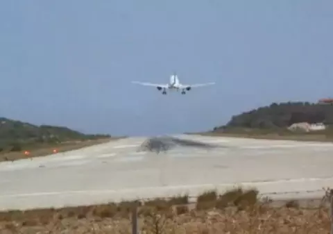 Aici poți ”atinge” avioanele în zbor I Video