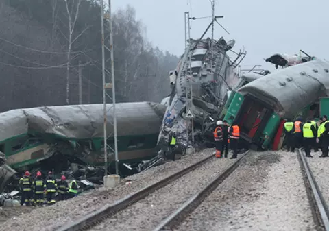 UPDATE: CATASTROFĂ FEROVIARĂ în Polonia: Cel puţin 16 persoane au murit şi 58 au fost rănite | FOTO&VIDEO