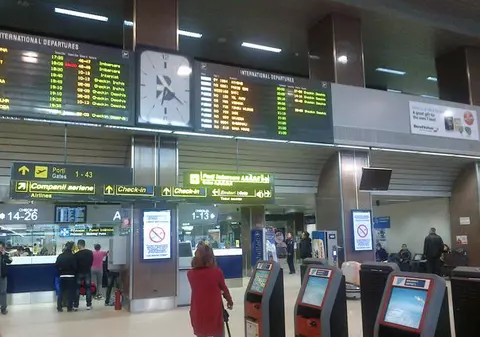 AVERTIZARE: Tarom recomandă pasagerilor să vină la aeroport cu minimum două ore înaintea plecării