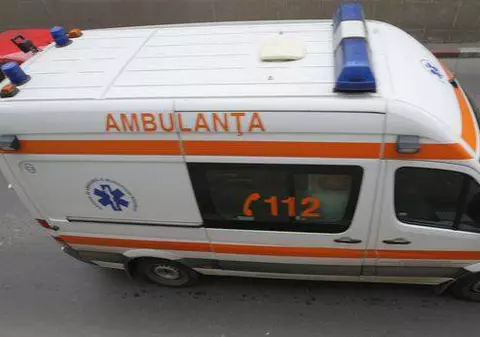 Distracţie terminată la spital! Un parapantist s-a prăbuşit pe o casă, în judeţul Braşov