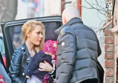 Andreea Antonescu şi iubitul ei şi-au scos fetiţa în lume | FOTO