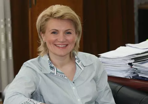 Consilera premierului Ungureanu, Andreea Paul, a renunțat la numele de Vass când s-a măritat