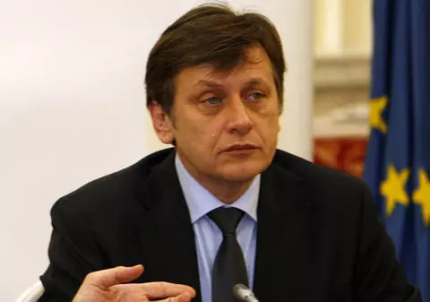 Preşedintele PNL, Crin Antonescu, doarme cât are chef
