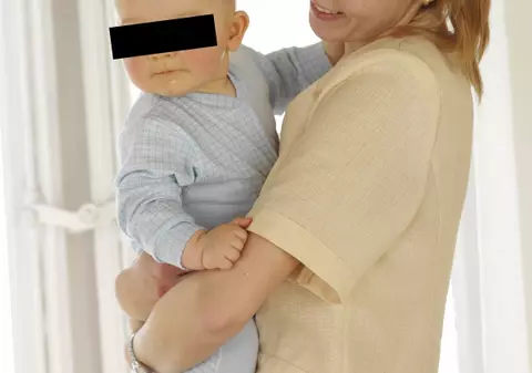 AŞA MAMĂ, NU! O vedetă şi-a aruncat copilul de la etaj, apoi s-a culcat la loc, liniştită