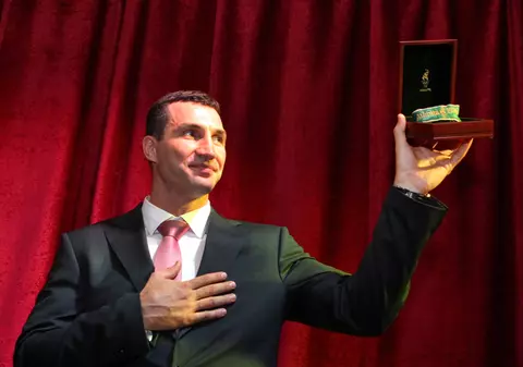 Ăsta da act de caritate! Un necunoscut a plătit 1 milion de dolari pentru medalia de aur a lui Klitschko, dar i-a lăsat-o sportivului!