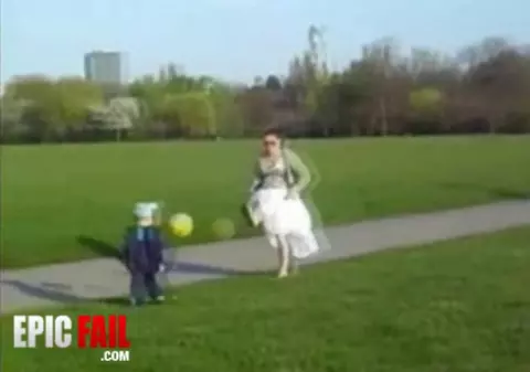 Ce gafă de proporţii! Uite ce păţeşte un copil, chiar din vina mamei | VIDEO