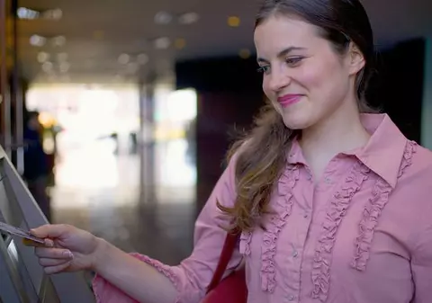 Prima ţară din Europa care a introdus bancnotele vrea acum să fie prima care renunţă complet la numerar