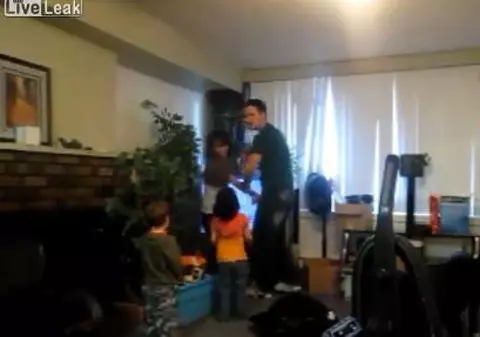 ATENŢIE, ŞOCANT! Un DEMENT dă cu pumnii și picioarele în soția sa, pentru că nu-și găsește jocul! Scena se petrece sub ochii copiilor! VIDEO