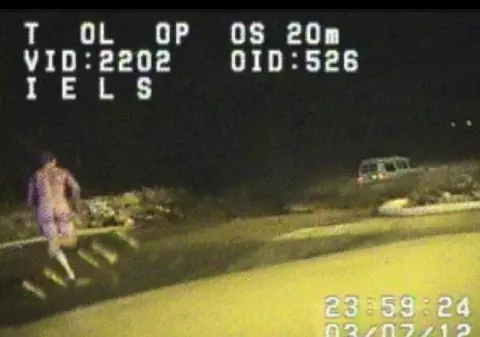 Un bărbat gol puşcă, fugărit de poliţişti | VIDEO