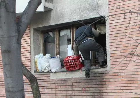 SE ÎNTÂMPLĂ ÎN ROMÂNIA! Un bătrân din Bucureşti și-a scos vecinii din minți: "Apartamentul lui e groapă de gunoi" | FOTO INCREDIBIL