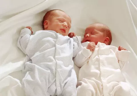 Accident CUTREMURĂTOR! Doi bebeluşi în cărucioare, SPULBERAŢI de o maşină pe trotuar