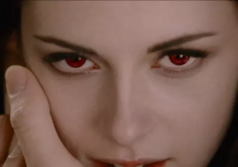 Kristen Stewart în 3 ipostaze: cu ochii roşii, negri şi albaştri! Cum îţi place mai mult?