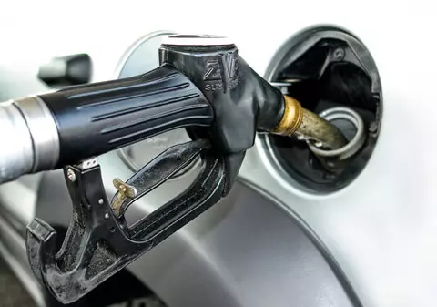 Petrom a ieftinit benzina în unele staţii  