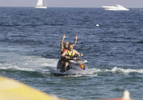 „Cuscrul" lui Băse, în cârca lui Berceanu, pe scuter, la Saint-Tropez