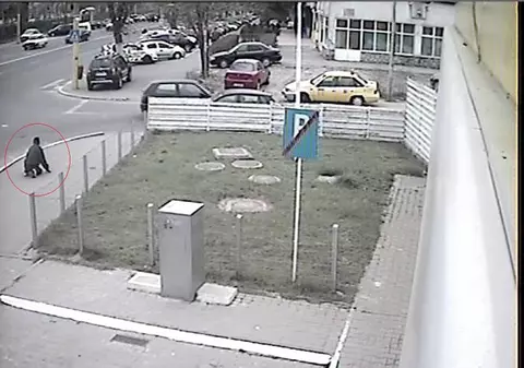 Beat mort, mergea în patru labe prin benzinărie şi s-a plâns că l-a lovit maşina!