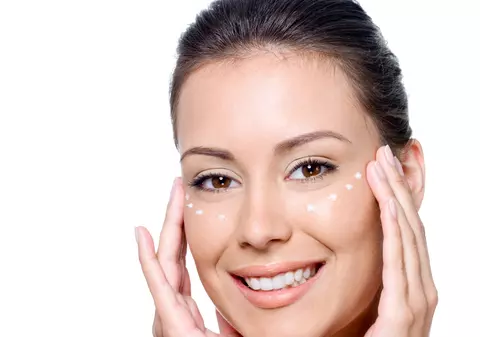 3 greşeli de înfrumuseţare care-ţi irită tenul