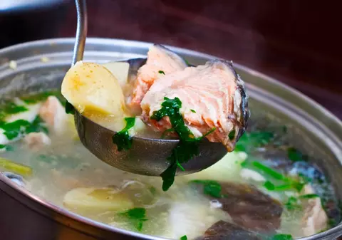 Cazan cu 100 de litri de ciorbă de crap pregătită în Capitală