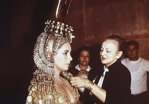 Capa aurie purtată de Elizabeth Taylor în "Cleopatra" va fi scoasă la licitaţie