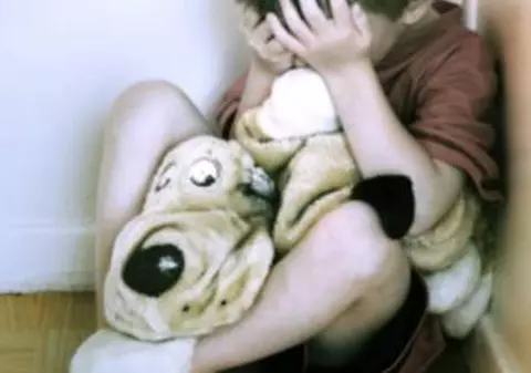 Un nou scandal la un centru de plasament! Copiii instituționalizați se plâng că au fost bătuți și îndopați cu medicamente