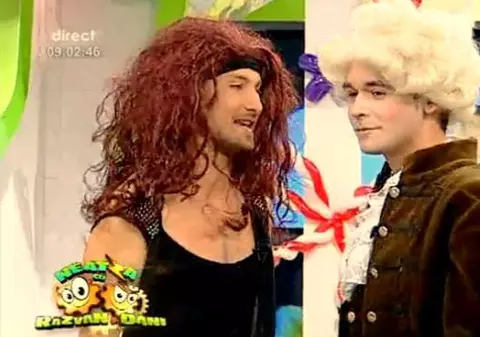 Deghizat cu perucă roşcată, Dani Oţil a fost luat la mişto de colegi! L-au strigat încontinuu Mihaela Rădulescu!