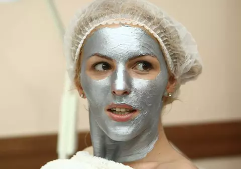 Pariu că nu ghicești ce vedetă se ascunde sub această mască de argint?