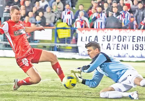 După Oţelul - Dinamo 1-1, Cornel Dinu a declanşat un tir de acuze la adresa «centralului» Istvan Kovacs