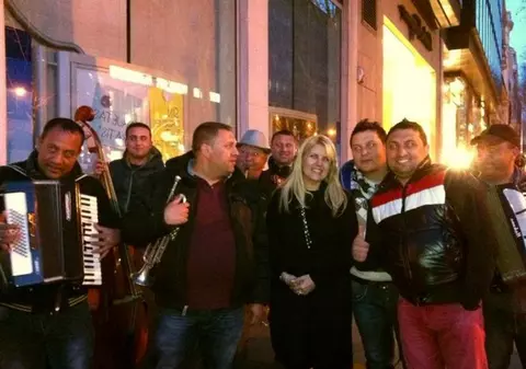 Udrea s-a pozat la Madrid cu "un grup de români care cântau foarte frumos"