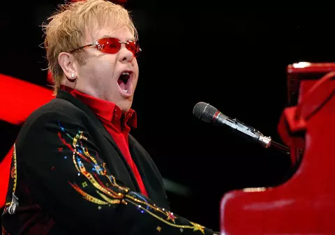 Elton John împlineşte azi 65 de ani