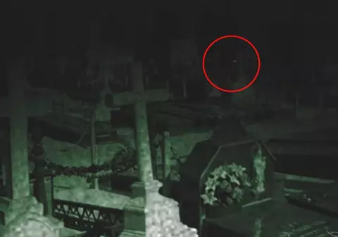 Imagini şocante! Fantomă filmată într-un cimitir unde au loc fenomene poltergeist | VIDEO