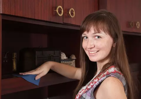 Iată cum îndepărtezi murdăria din casă folosind produse naturale