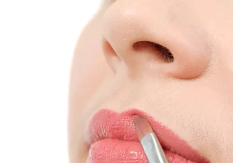 Uite cum îţi prepari acasă singură un lipstick hidratant
