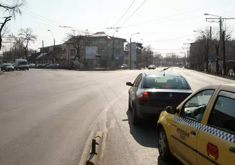 Vrei să virezi la stânga pe Drumul Sării? Atenţie la semafor!