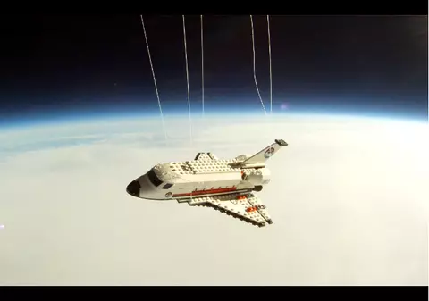 Incredibil! El e românul care a trimis o jucărie în ”spaţiu”! I Video